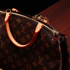 409auction-vuitton-bags.jpg